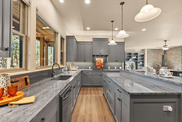 69255 Crooked Horseshoe Road, Sisters, OR 97759