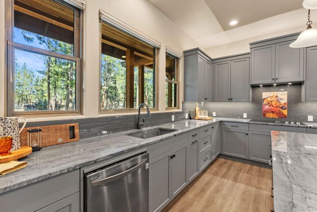 69255 Crooked Horseshoe Road, Sisters, OR 97759