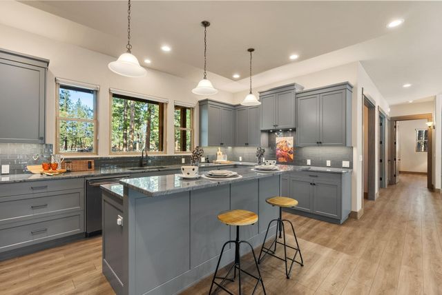 69255 Crooked Horseshoe Road, Sisters, OR 97759