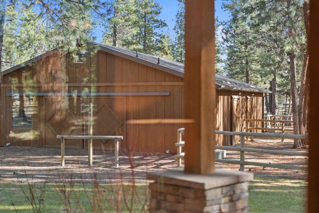 69255 Crooked Horseshoe Road, Sisters, OR 97759