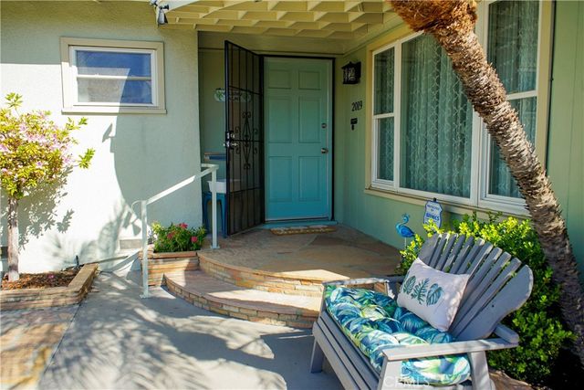 2019 Valencia, Santa Ana, CA 92706