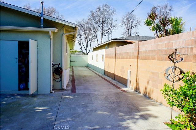 2019 Valencia, Santa Ana, CA 92706