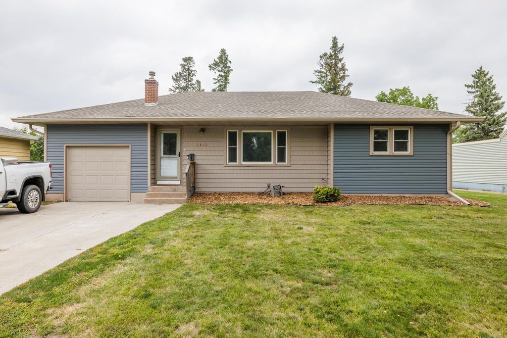 1510 6th Avenue S, Moorhead, MN 56560