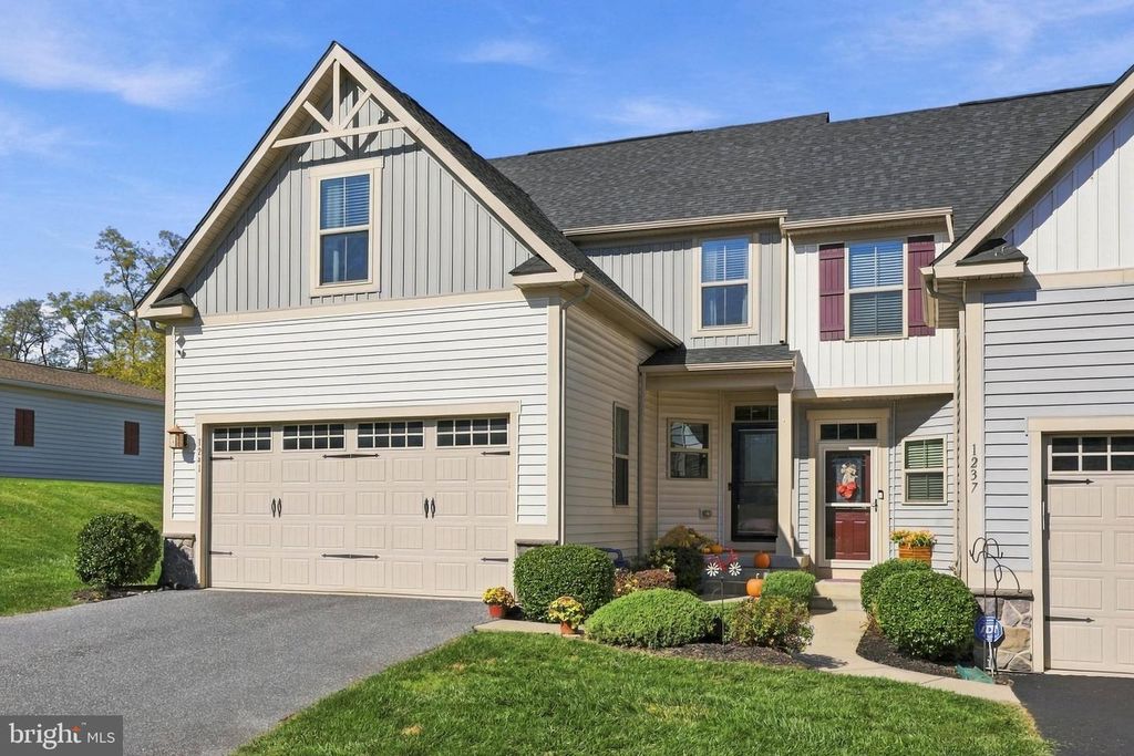 Image 1 of property listing at 1241 FIELDBROOK CIR, York, PA 17403
