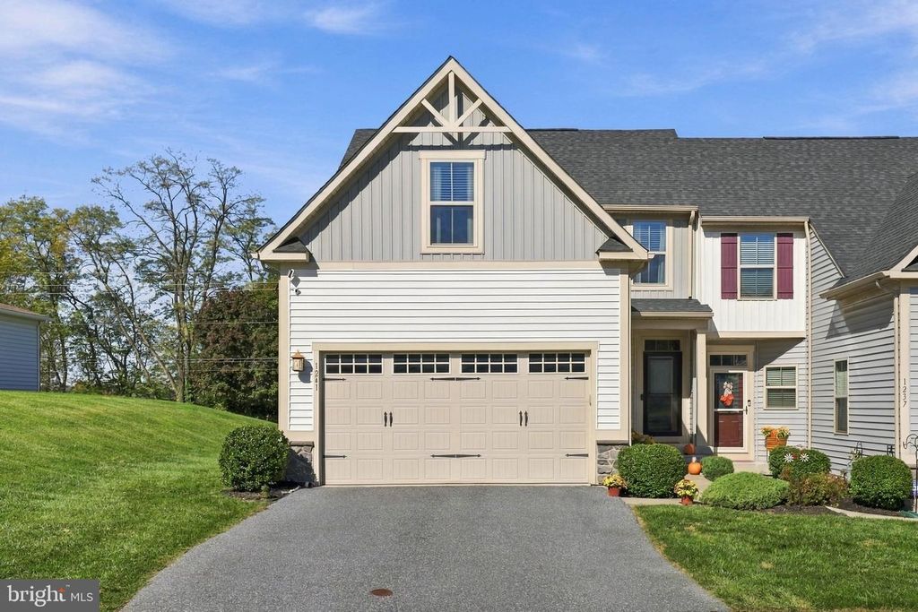 Image 2 of property listing at 1241 FIELDBROOK CIR, York, PA 17403