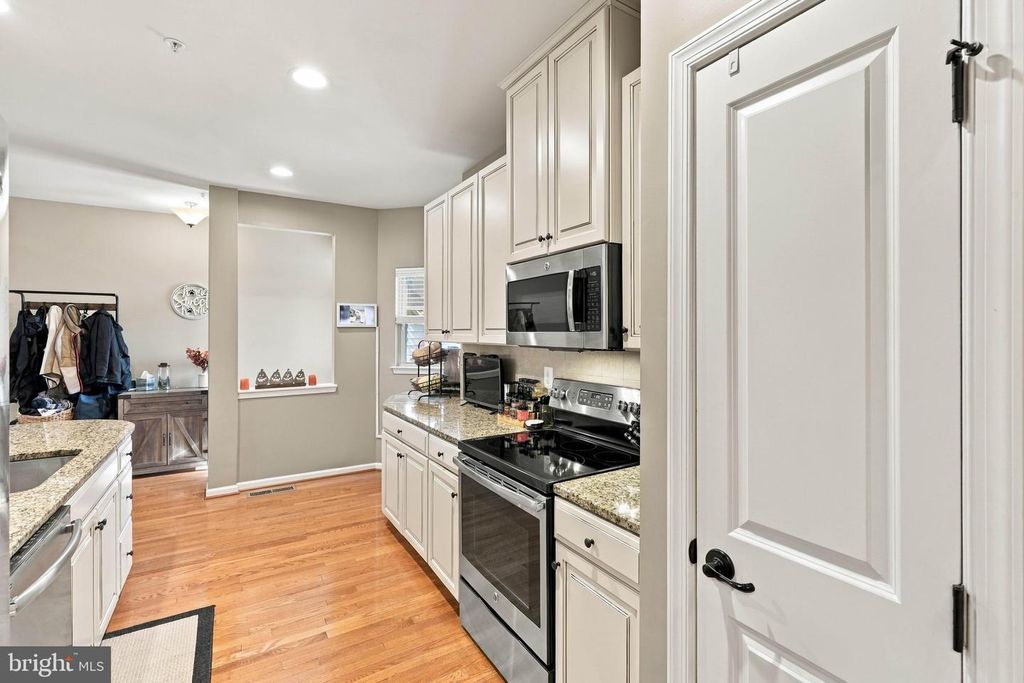 Image 16 of property listing at 1241 FIELDBROOK CIR, York, PA 17403