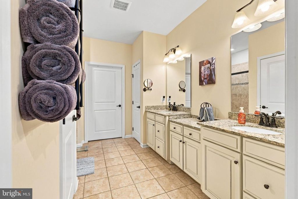 Image 20 of property listing at 1241 FIELDBROOK CIR, York, PA 17403