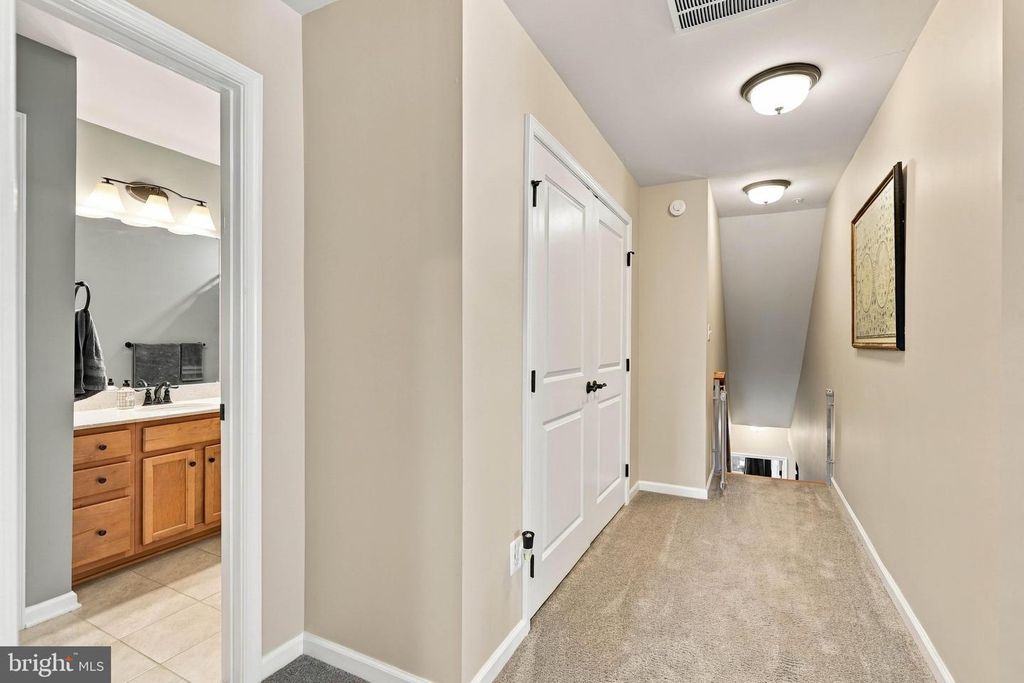 Image 24 of property listing at 1241 FIELDBROOK CIR, York, PA 17403
