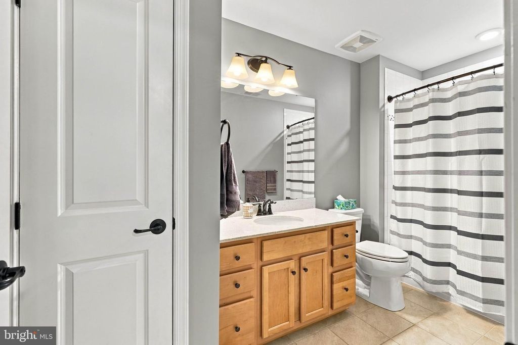 Image 25 of property listing at 1241 FIELDBROOK CIR, York, PA 17403