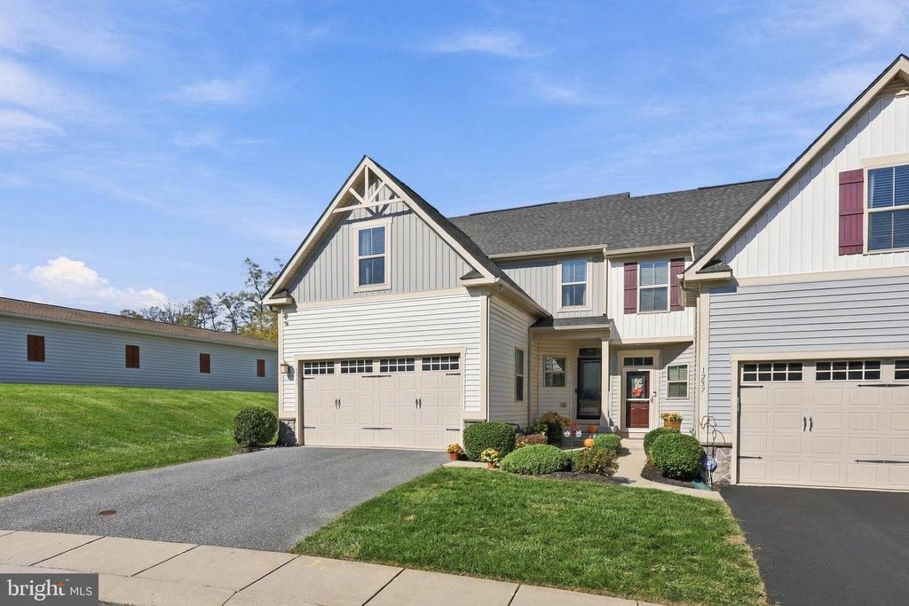 Image 3 of property listing at 1241 FIELDBROOK CIR, York, PA 17403