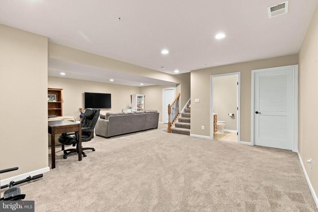 Image 30 of property listing at 1241 FIELDBROOK CIR, York, PA 17403