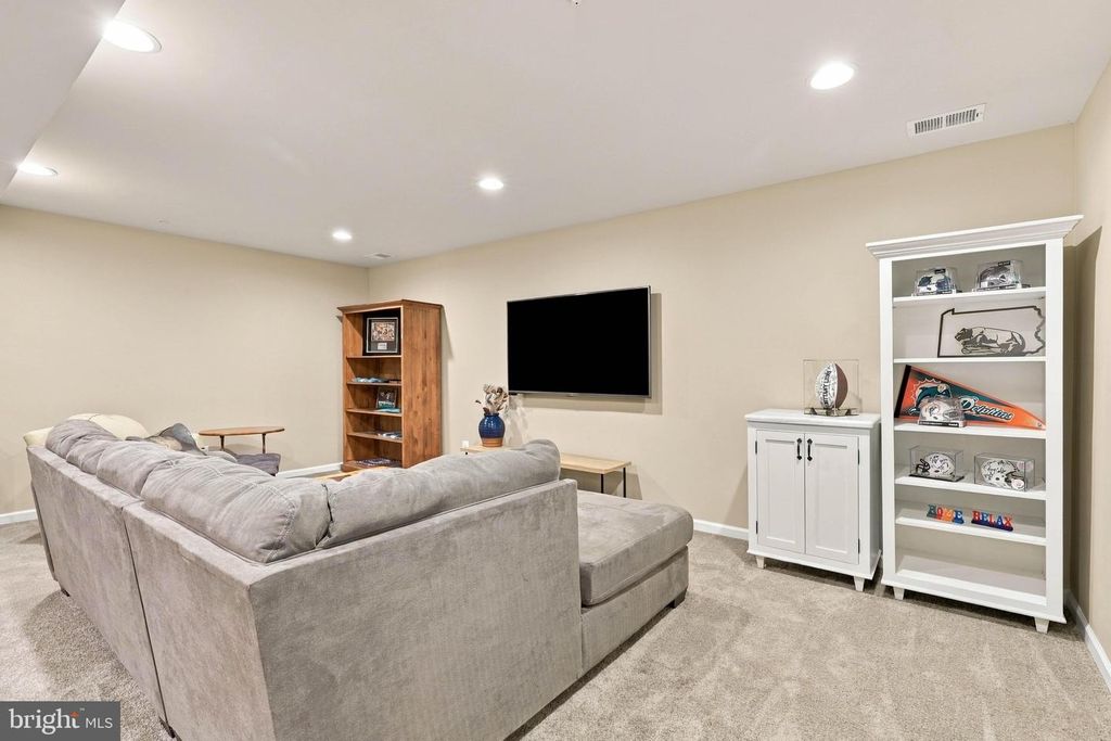 Image 32 of property listing at 1241 FIELDBROOK CIR, York, PA 17403