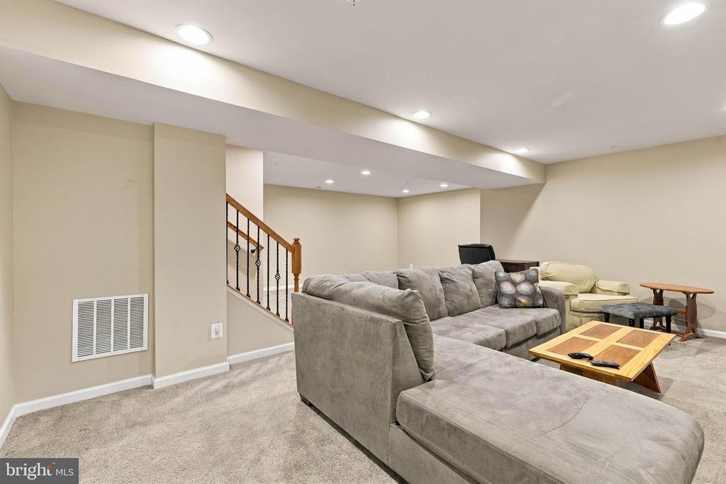 Image 33 of property listing at 1241 FIELDBROOK CIR, York, PA 17403