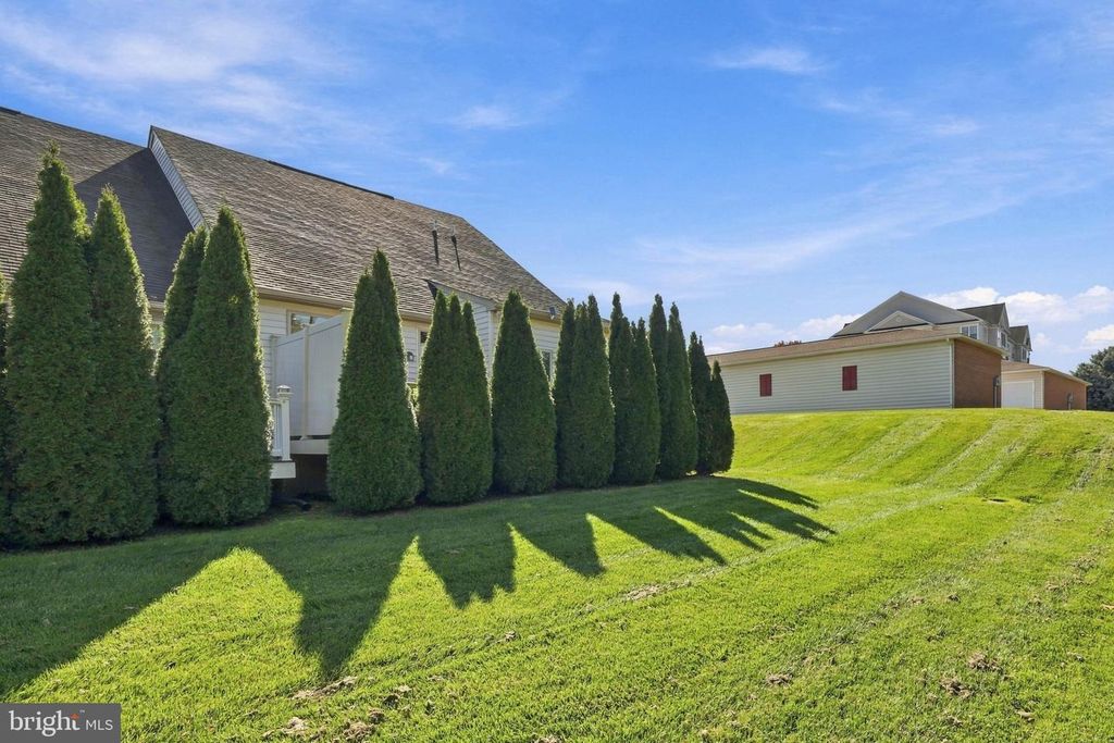 Image 37 of property listing at 1241 FIELDBROOK CIR, York, PA 17403