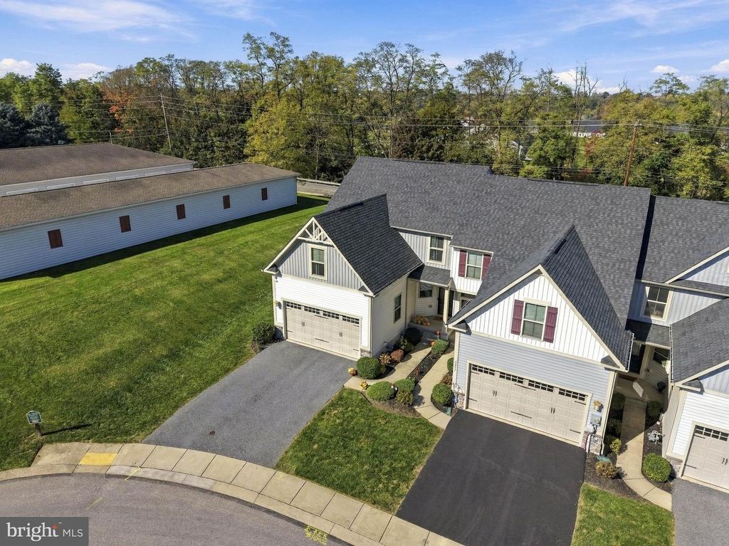 Image 4 of property listing at 1241 FIELDBROOK CIR, York, PA 17403