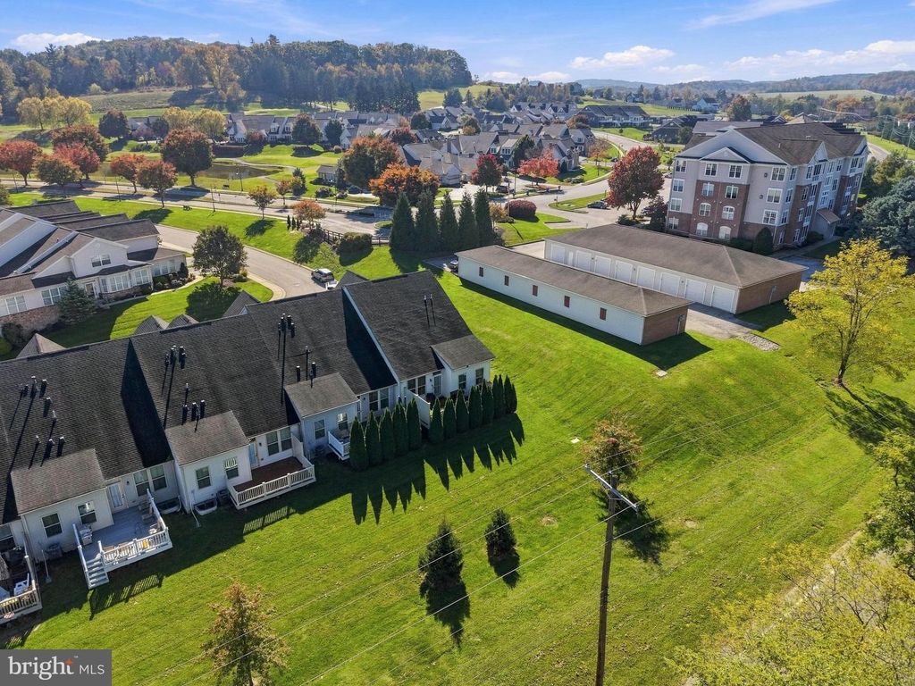 Image 39 of property listing at 1241 FIELDBROOK CIR, York, PA 17403