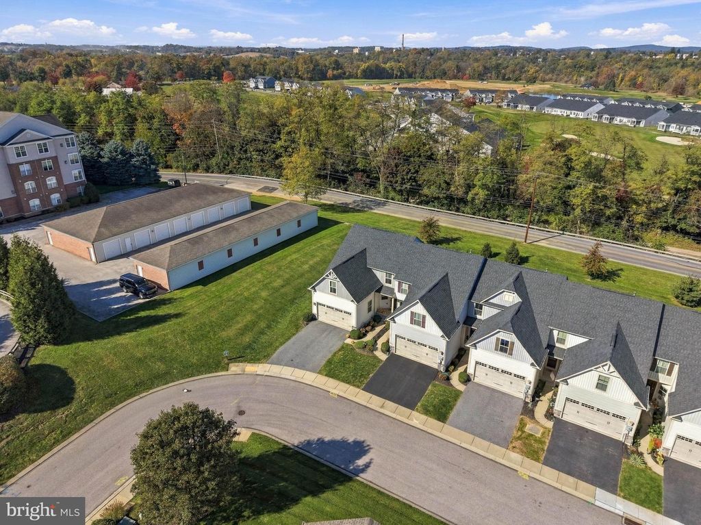 Image 5 of property listing at 1241 FIELDBROOK CIR, York, PA 17403