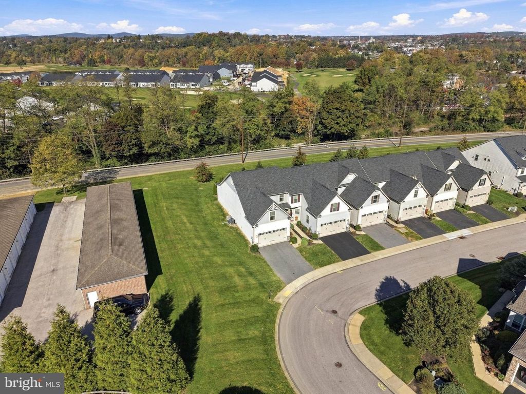 Image 6 of property listing at 1241 FIELDBROOK CIR, York, PA 17403