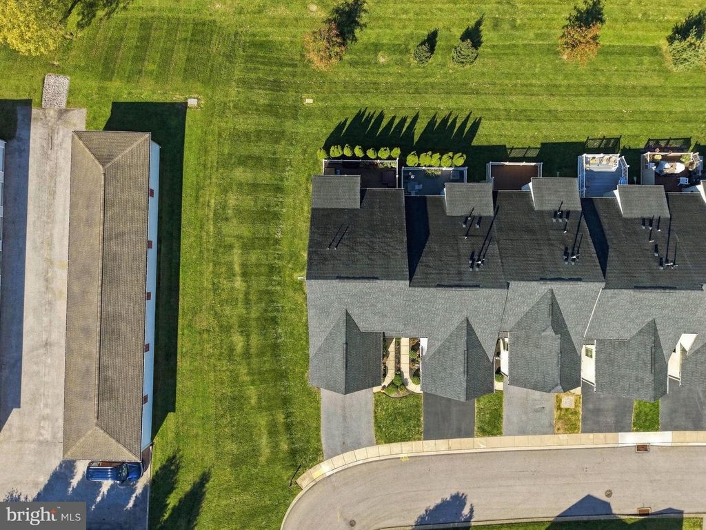 Image 7 of property listing at 1241 FIELDBROOK CIR, York, PA 17403