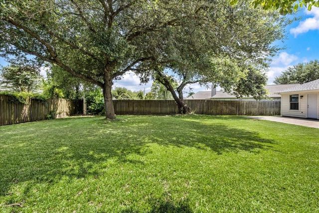 22 Highland Street, Texas City, TX 77591