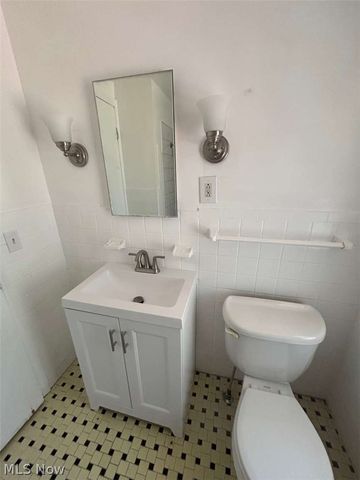 454 Parkside Drive, Bay Village, OH 44140