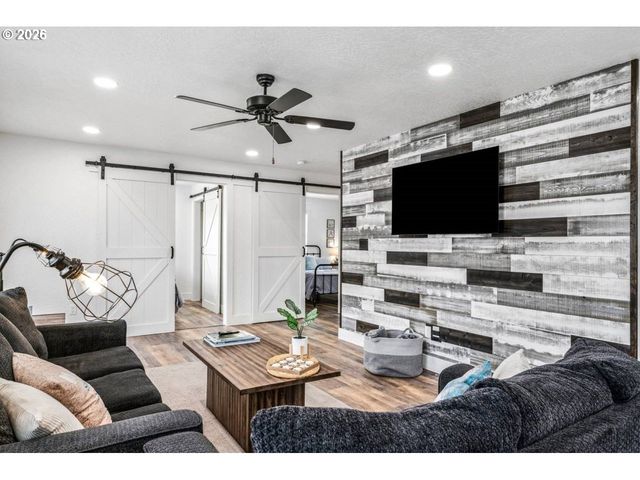 1184 2ND St, Florence, OR 97439