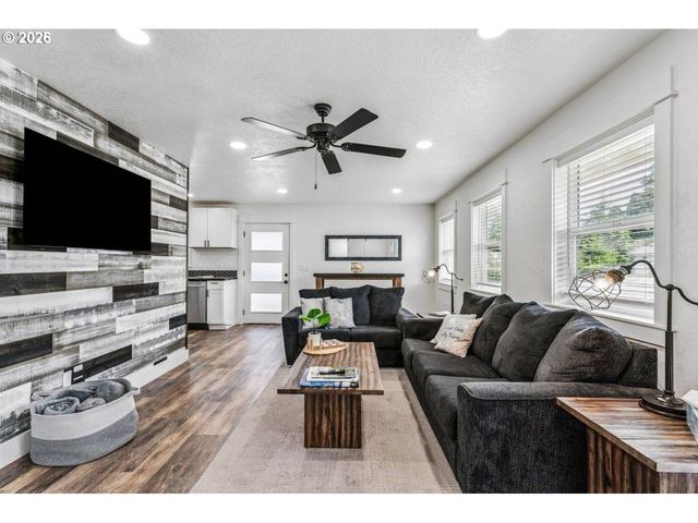 1184 2ND St, Florence, OR 97439