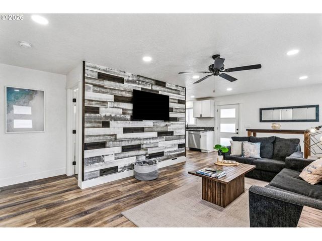 1184 2ND St, Florence, OR 97439