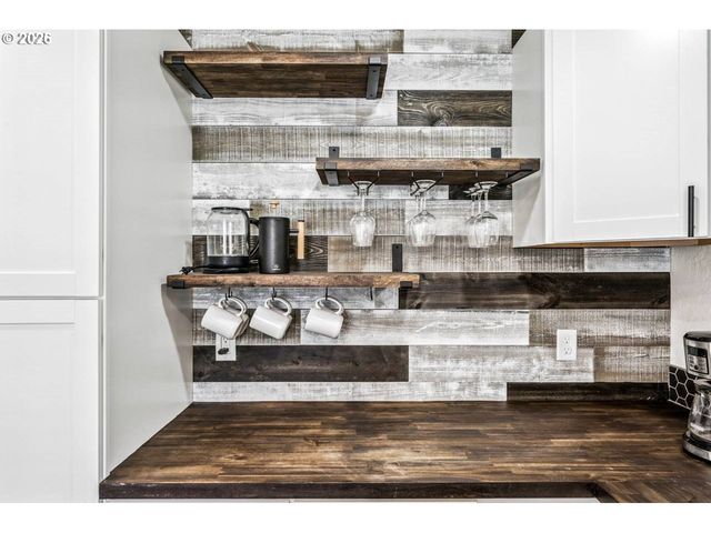 1184 2ND St, Florence, OR 97439