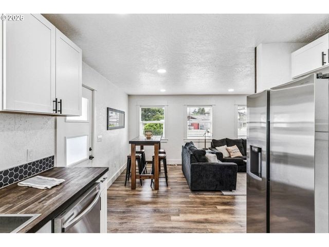 1184 2ND St, Florence, OR 97439