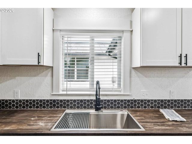 1184 2ND St, Florence, OR 97439