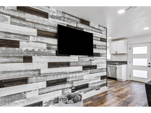 1184 2ND St, Florence, OR 97439