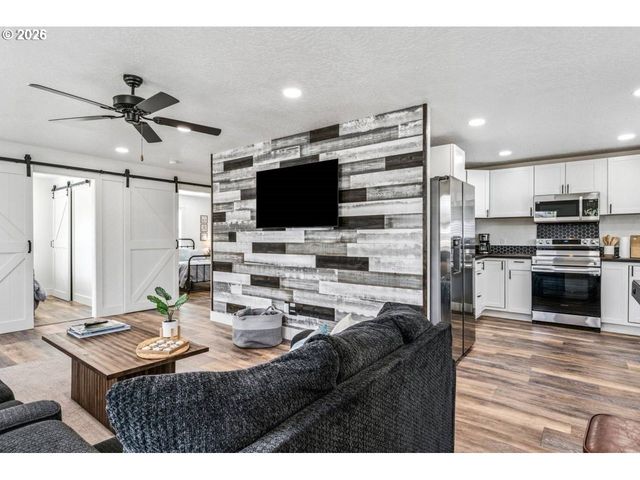 1184 2ND St, Florence, OR 97439