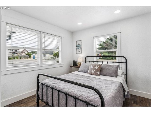 1184 2ND St, Florence, OR 97439