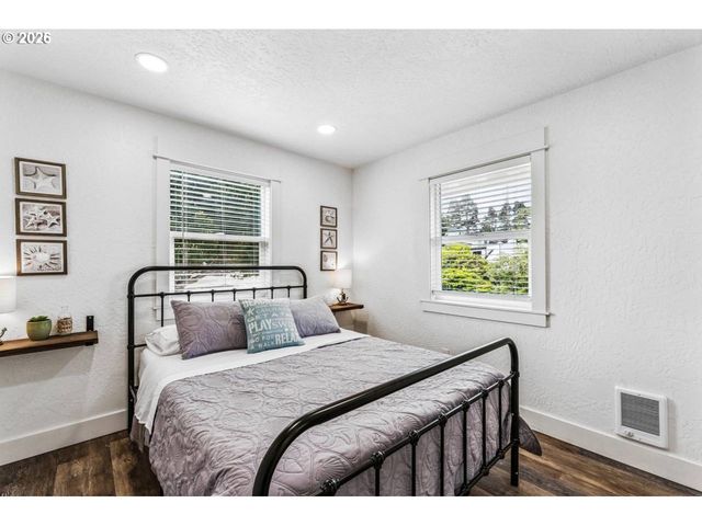 1184 2ND St, Florence, OR 97439