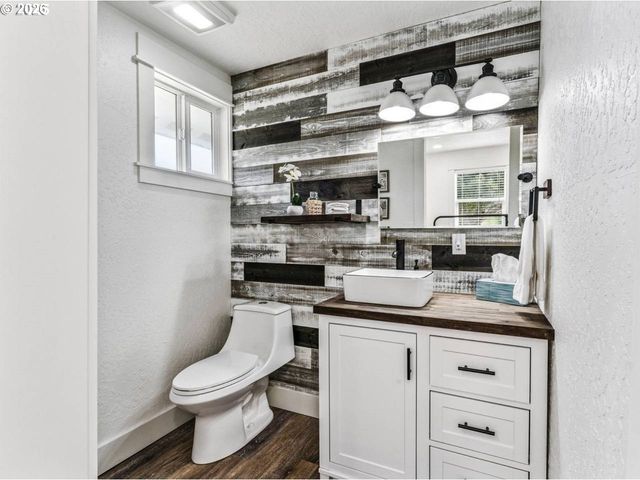 1184 2ND St, Florence, OR 97439