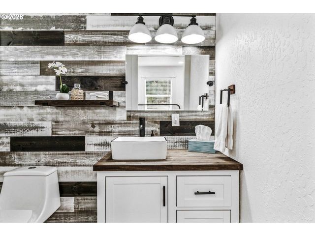 1184 2ND St, Florence, OR 97439