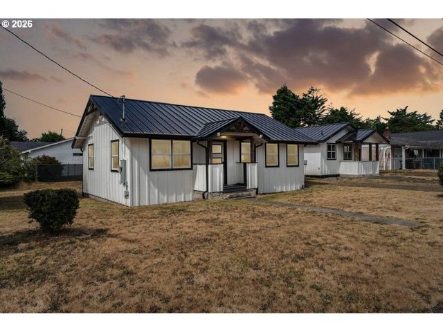 1184 2ND St, Florence, OR 97439