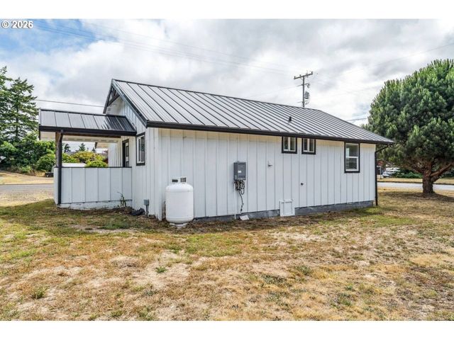 1184 2ND St, Florence, OR 97439