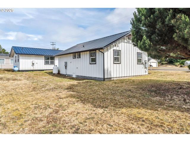 1184 2ND St, Florence, OR 97439