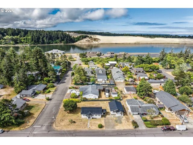 1184 2ND St, Florence, OR 97439