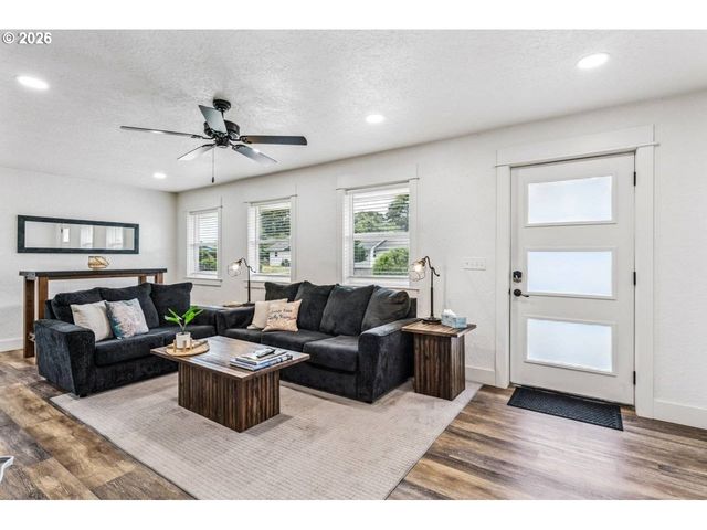 1184 2ND St, Florence, OR 97439