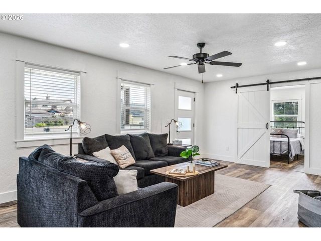 1184 2ND St, Florence, OR 97439