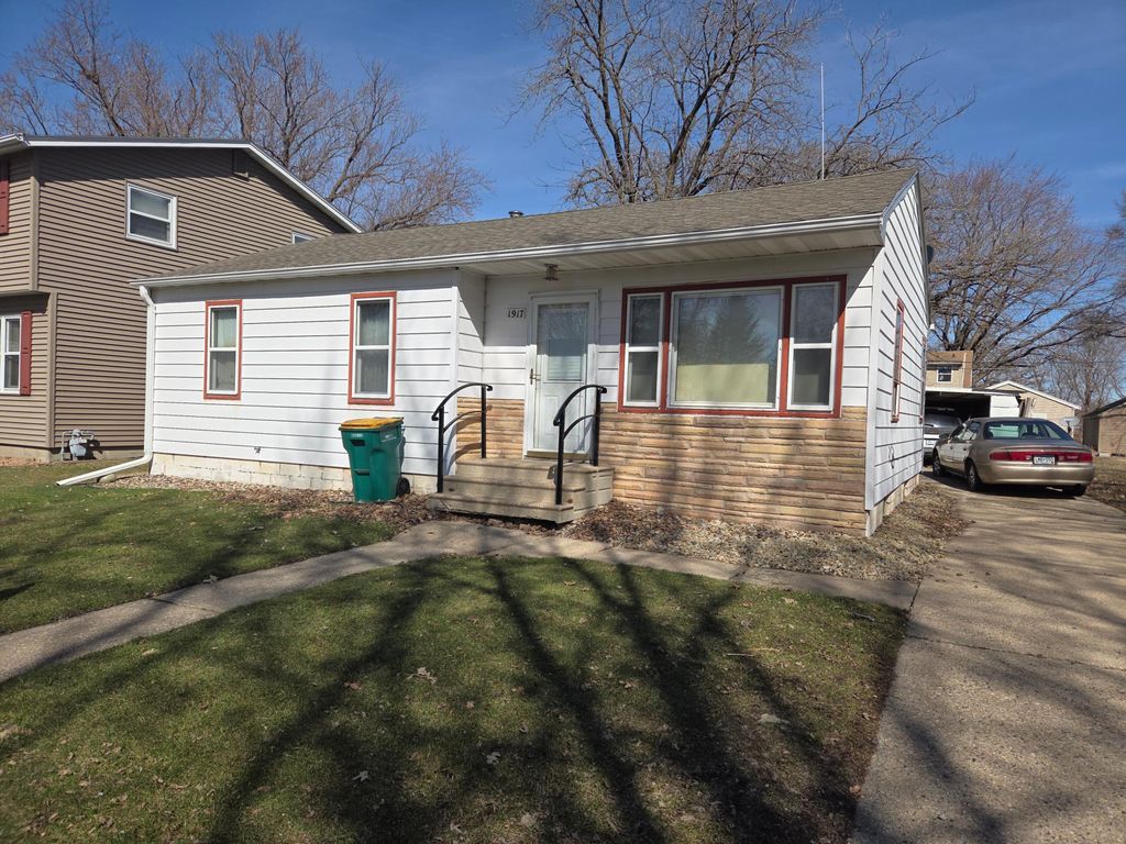 1917 Bimelich Lane, Albert Lea, MN 56007