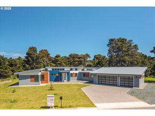 760 CARTER St Sw, Bandon, OR 97411