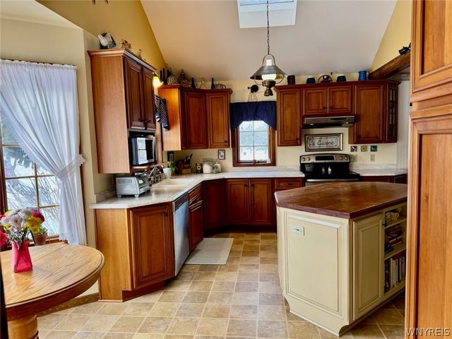 639 County Line Road, Darien, NY 14004