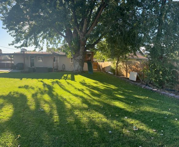 1723 N 19th Ave, Pasco, WA 99301