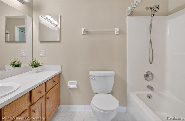 761 Knollwood Circle, South Lyon, MI 48178
