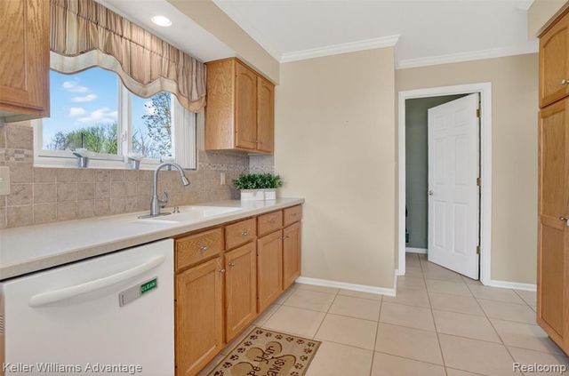 761 Knollwood Circle, South Lyon, MI 48178