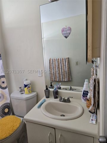 818 E Palm Run Dr, North Lauderdale, FL 33068